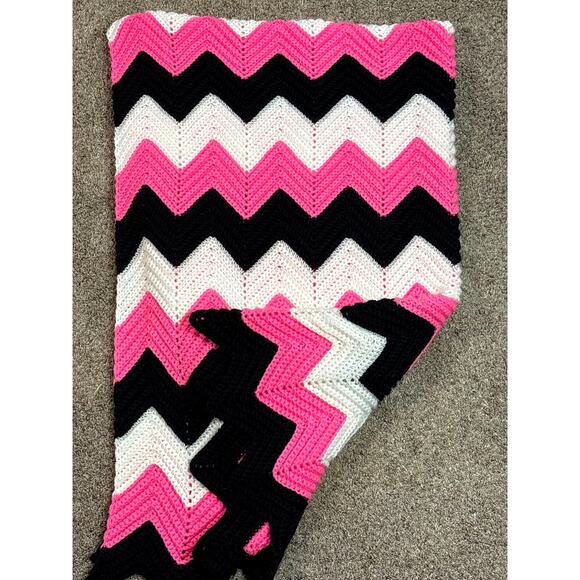 Handmade Crocheted Afghan Zigzag Blanket Chevron Pattern Ripple Blanket/Throw - Picture 6 of 6